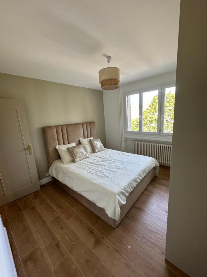 Apartmán Minois Saint-Genet-Lerpt Exteriér fotografie