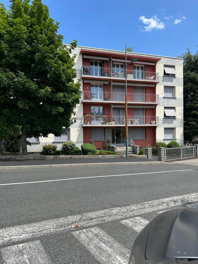 Apartmán Minois Saint-Genet-Lerpt Exteriér fotografie